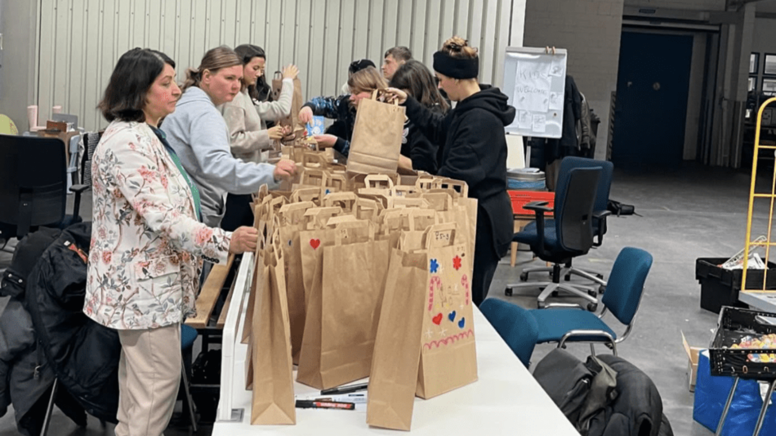 Geschenke-Packstraße mit Kids Welcome